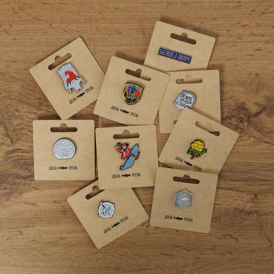 Пин «Доска Треска» Металлические принты со знакомыми героями и символами Архангельской области.