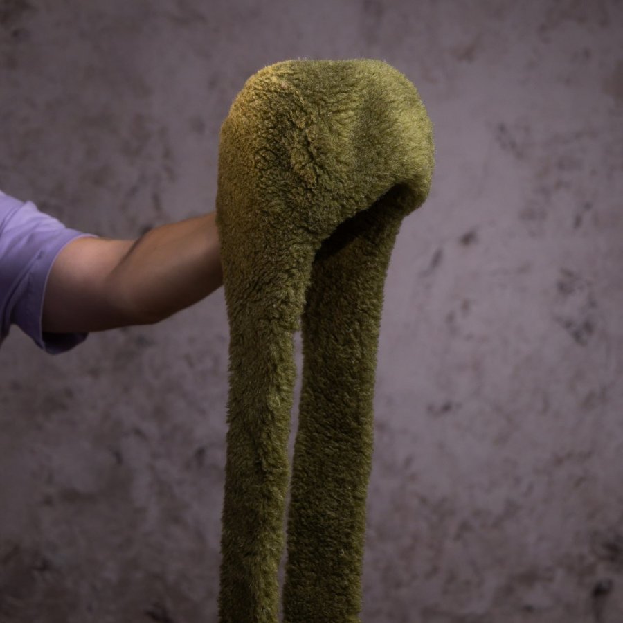 Шапка Оплеуха Шапка оплеуха с длинными ушами, которые можно использовать, чтобы укутать лицо и шею. Напоминает древнюю шапку-цибаку, что в старину носили поморы.

Мех: 50% овечья шерсть, 50% лавсан. Подклад: замша на скубе 100% п/э. Завязки к ушанке 100% хлопок.