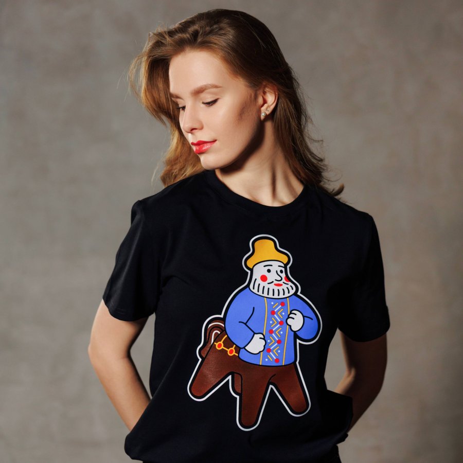 Футболка «Добрый Полкан» Полкан — знаменитая игрушка из Каргопольского района Архангельской области. Получеловек полуконь, мифический богатырь-защитник, которого издревле лепили из глины. Этот полкан с добрым выражением лица — для тех, кто сохранил доброту в сердце, несмотря на суровые времена.